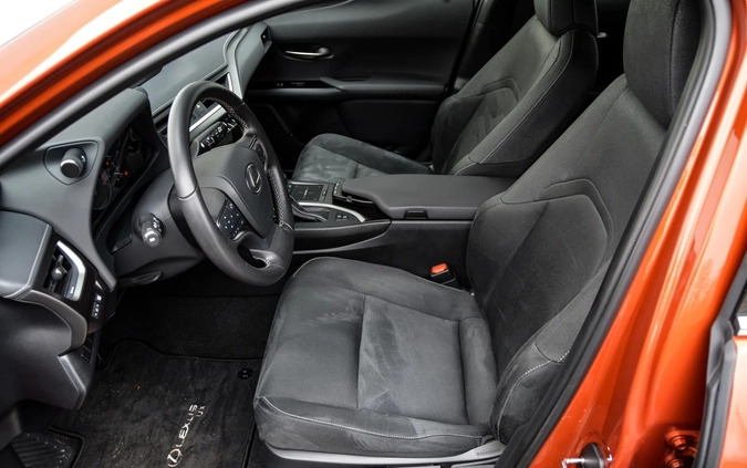 Lexus UX cena 116900 przebieg: 48962, rok produkcji 2019 z Koziegłowy małe 37